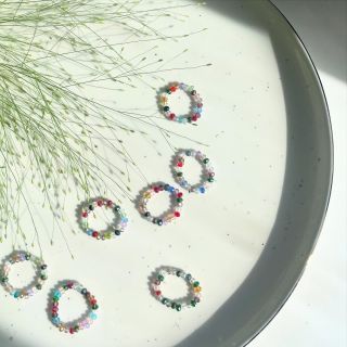 Už jste viděli naše nové korálkové prstýnky Treasure? ✨ jsou vyrobeny ručně z českého broušeného skla, inspirované high...