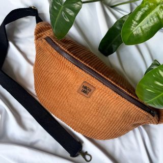 Skořicová manšestrová ledvinka, co má duši podzimu – a energii města ✨ Ručně šitá z manšestru, který zahřeje pohledem i na...