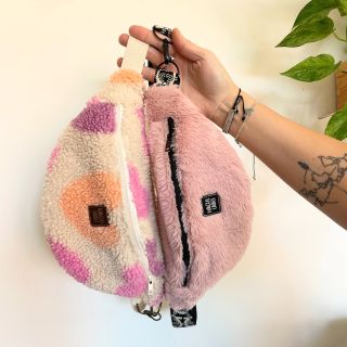 Teddy nebo chlupatá kožíšková? 🤍 Obě ledvinky jsou upcyklované - ušité z dětských mikinek a bundiček ♻️💞🌍✨ . #upcyklace...